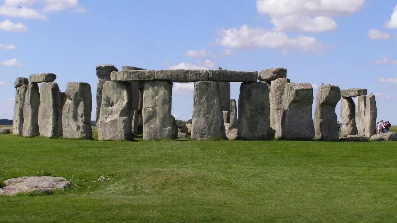 Estrutura de madeira de 5 mil anos reescreve história de Stonehenge e revela culto ao Sol