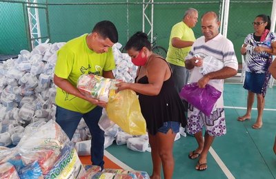 Prefeitura de São Miguel dos Campos distribui mais de 2.500 cestas básicas