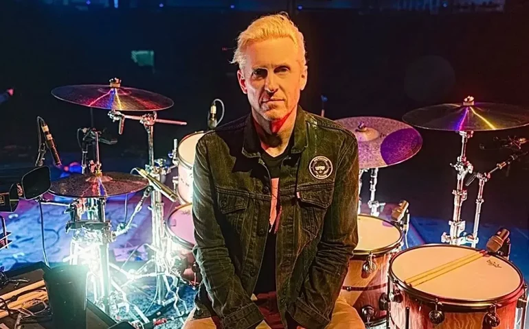 Foo Fighters anuncia Josh Freese como novo baterista