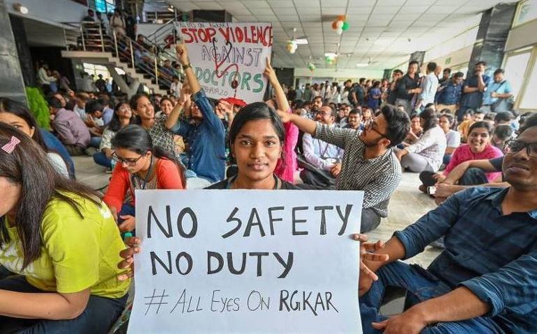 Aumenta a onda de protestos na Índia após estupro e assassinato de médica em hospital