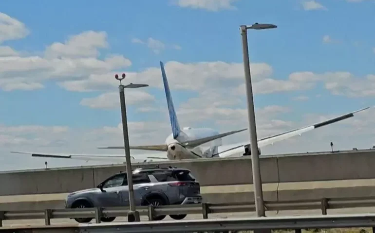 Avião proveniente de Veneza atinge poste e caminhão durante pouso nos EUA