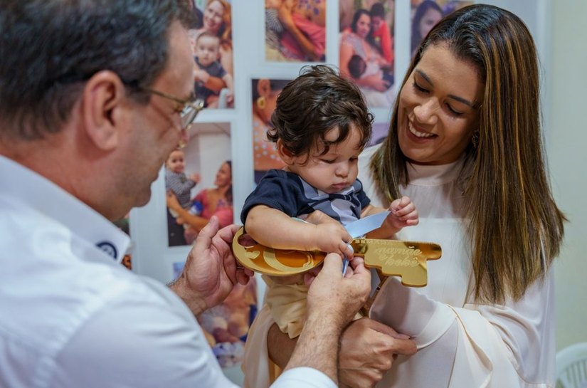 Pequeno herói: Luciano Barbosa entrega chave da cidade a bebê prefeito de 2025