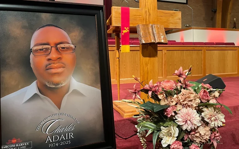 Família processa por morte em presídio no Kansas após policial supostamente ajoelhar sobre as costas de detento