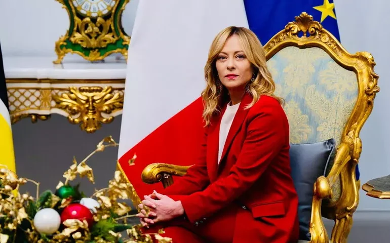 Novo livro tenta explicar apelo de Meloni como 1ª mulher premiê da Itália