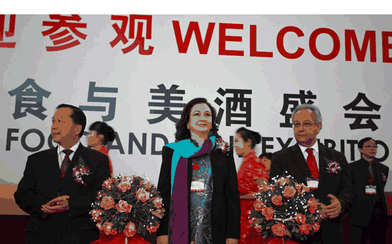 Senadora Kátia Abreu discursa na abertura da maior Feira de Alimentos Importados da China