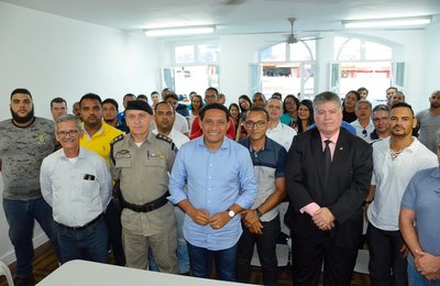 Prefeito Júlio Cezar dá posse a 30 agentes da Guarda Municipal de Palmeira 