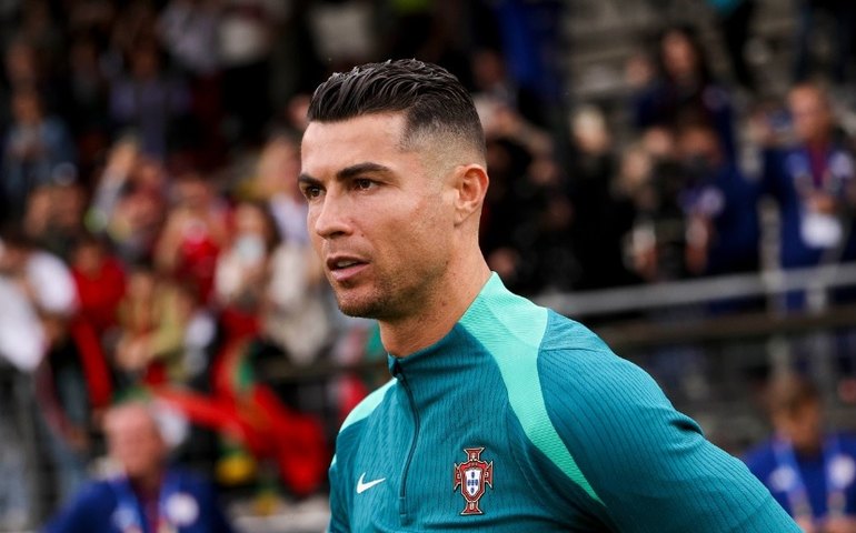 Torcedor quase atinge Cristiano Ronaldo ao pular da arquibancada na Eurocopa