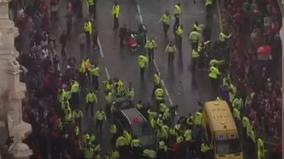 Torcedores do Liverpool são atropelados durante comemoração na Inglaterra; motorista é preso