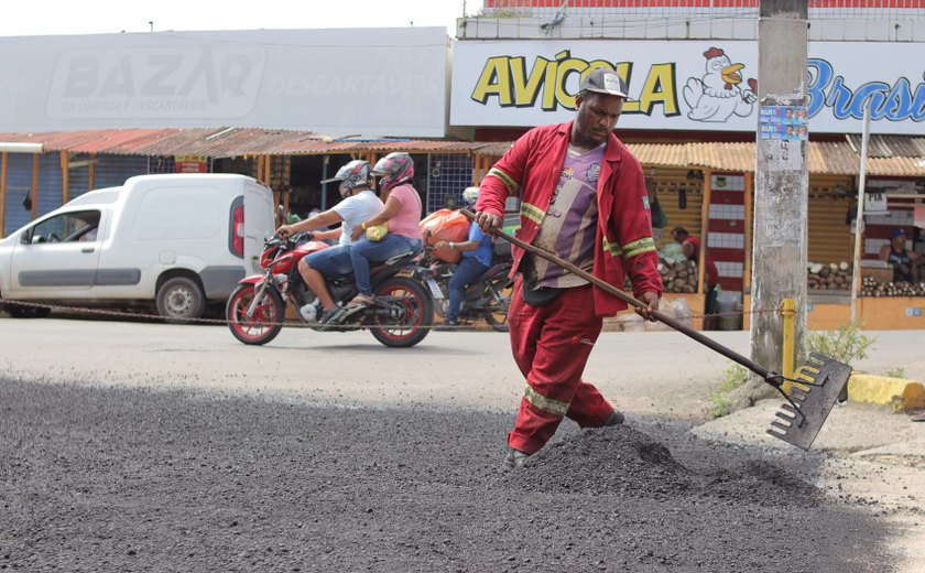 Prefeitura recupera vias em bairros das partes alta e baixa de Maceió