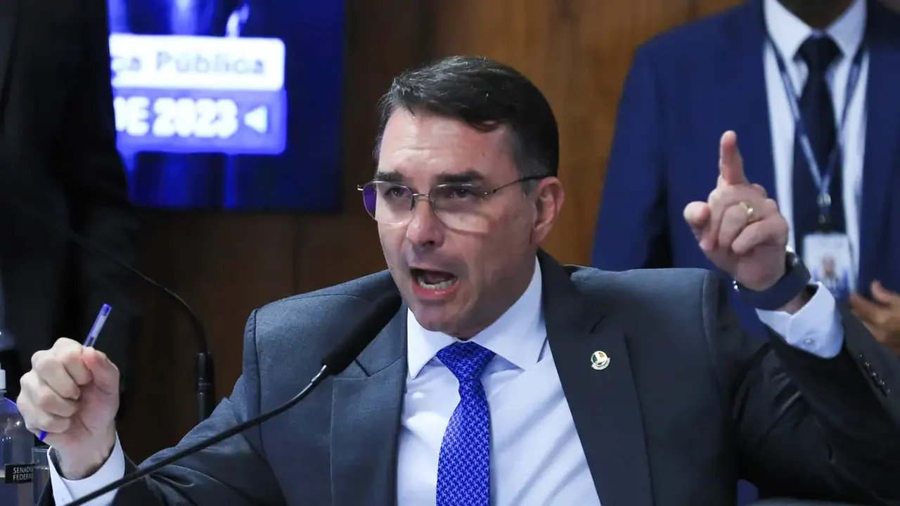 Flávio Bolsonaro convoca vigília em apoio ao pai antes de decisão do STF
