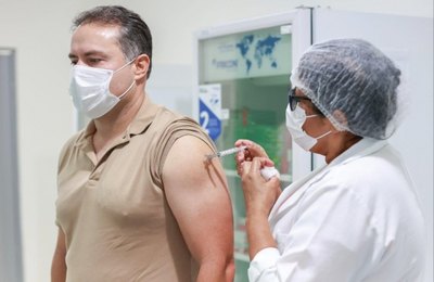 Governador toma vacina e defende a imunização como forma mais eficaz de vencer a pandemia