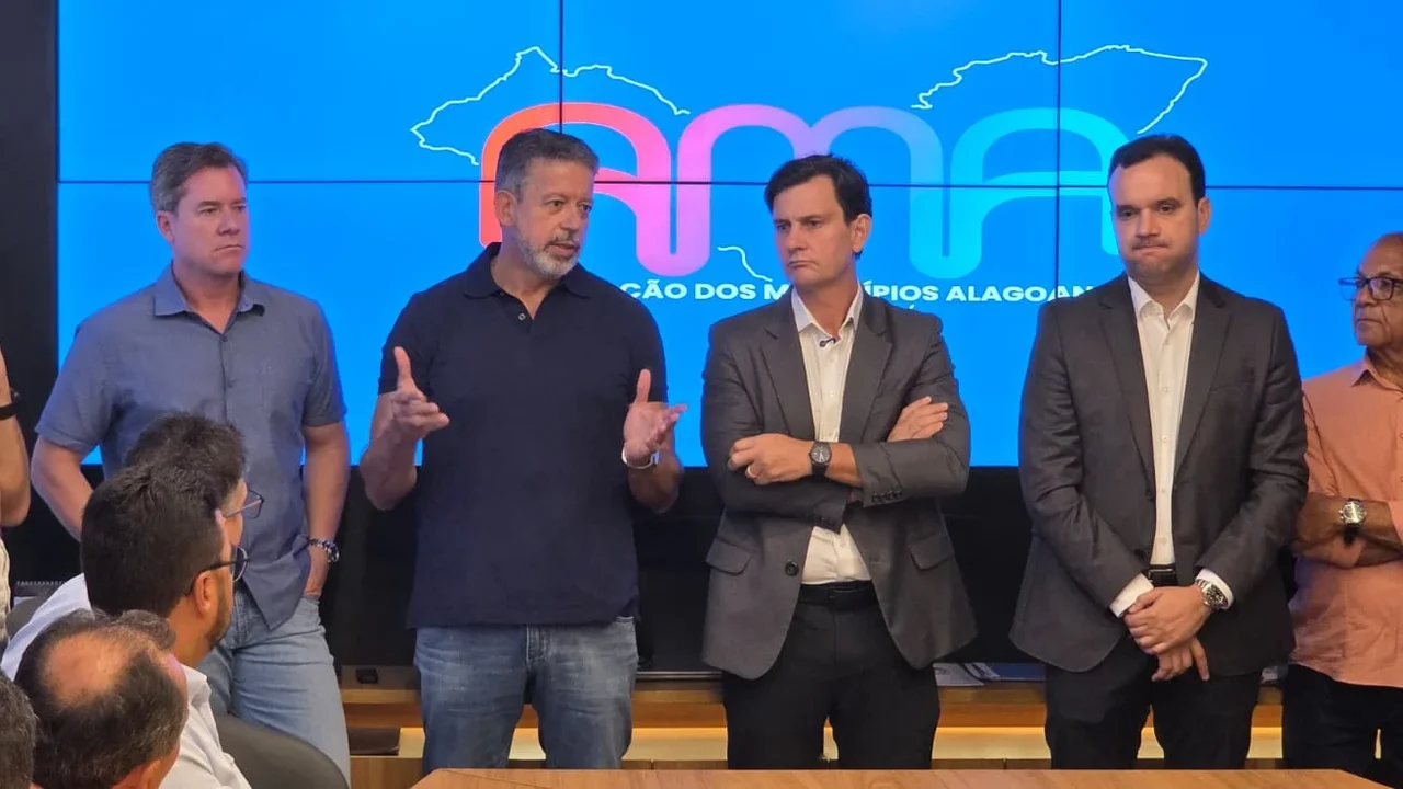 “Meu mandato sempre estará à disposição dos municípios”, diz Arthur Lira em reunião da AMA
