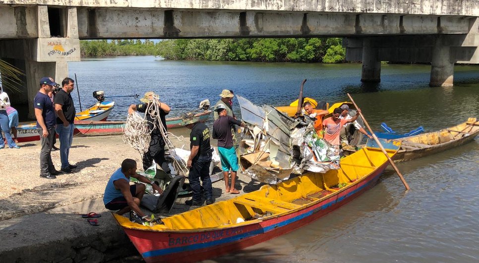 destroços são retirados do mangue