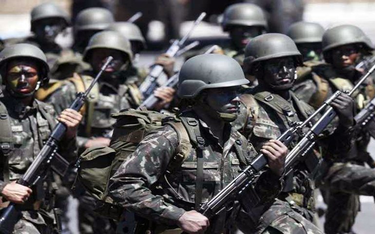 Forças Armadas e policiais militares e civis fazem operação em Niterói