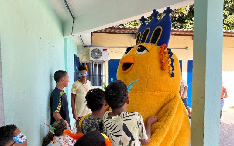 Pinto da Madrugada leva cultura e alegria para abrigo em ação especial da Prefeitura de Maceió