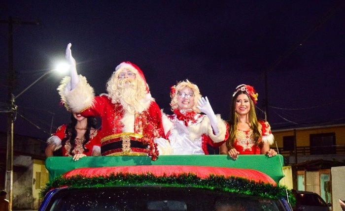 Munícipes conferiram a chegada do Papai Noel Munícipes conferiram a chegada do Papai Noel