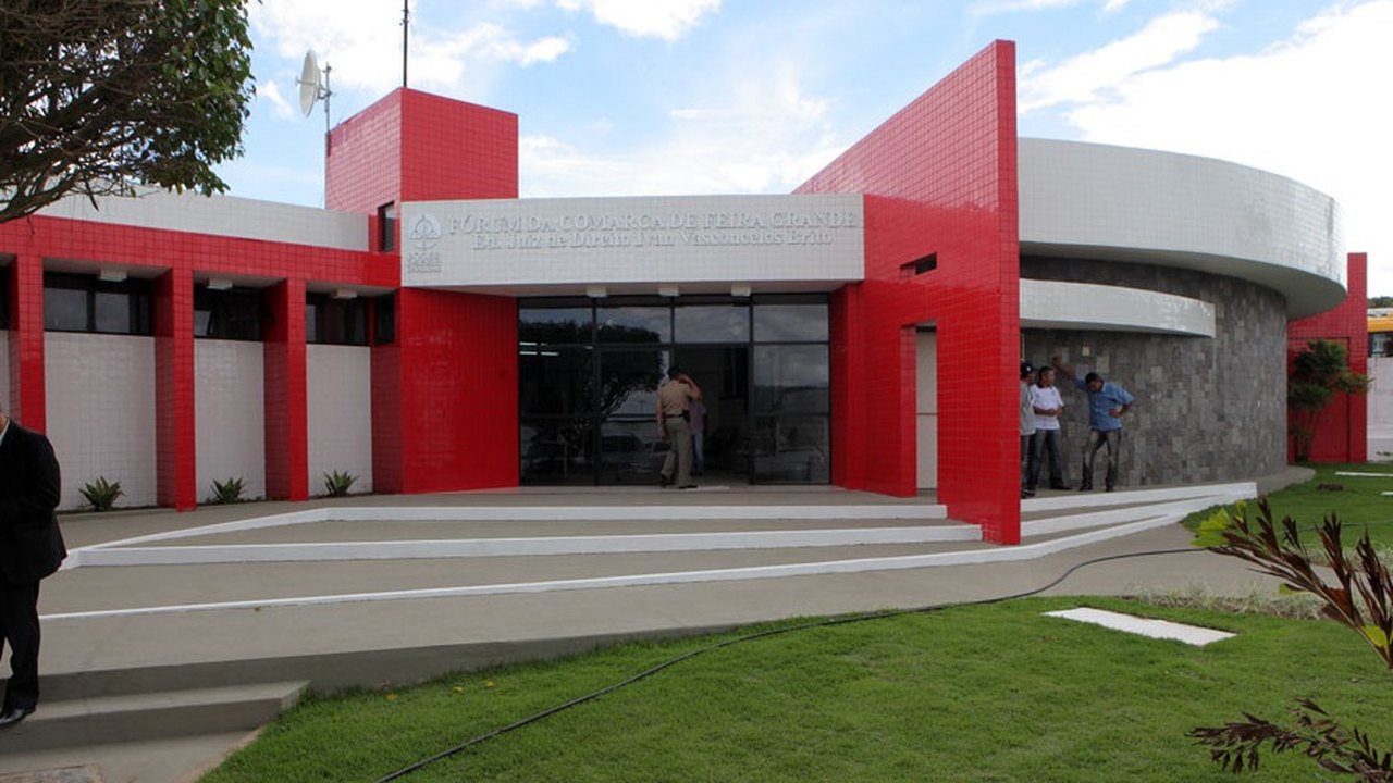 Vice-prefeito participa da reinauguração do fórum de Feira Grande