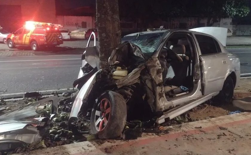 Motorista morre preso às ferragens, ao se chocar contra árvore na Durval de Góes Monteiro, em Maceió