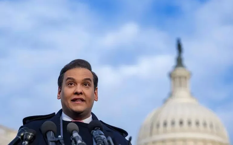 George Santos deixa prisão nos EUA após perdão de Trump