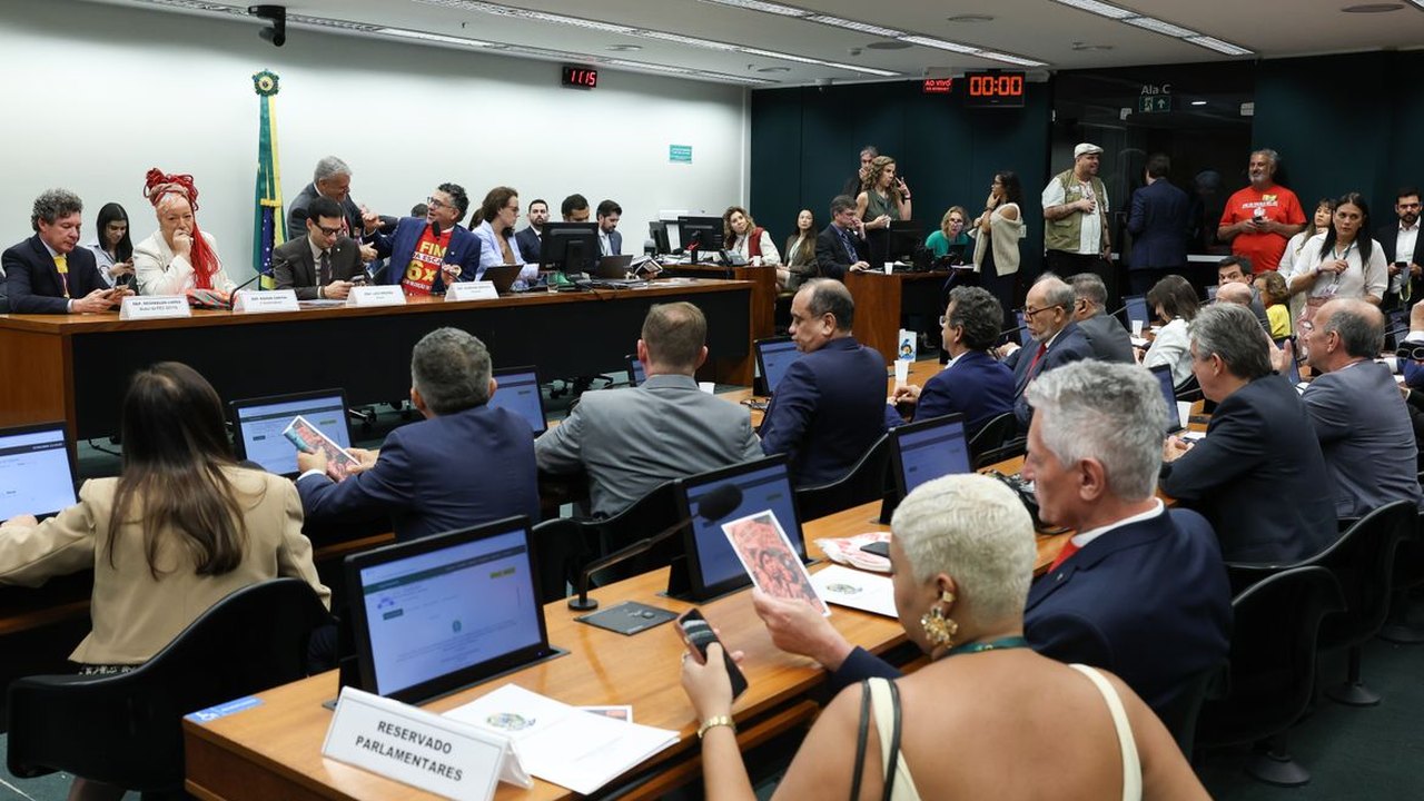 Oposição critica PEC do fim da escala 6x1 durante votação na Comissão