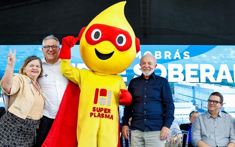 Lula defende o programa Mais Médicos e critica sanções dos EUA
