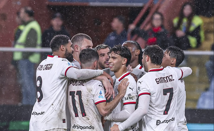 Jogadores do Milan comemoram gol diante do Genoa Jogadores do Milan comemoram gol diante do Genoa