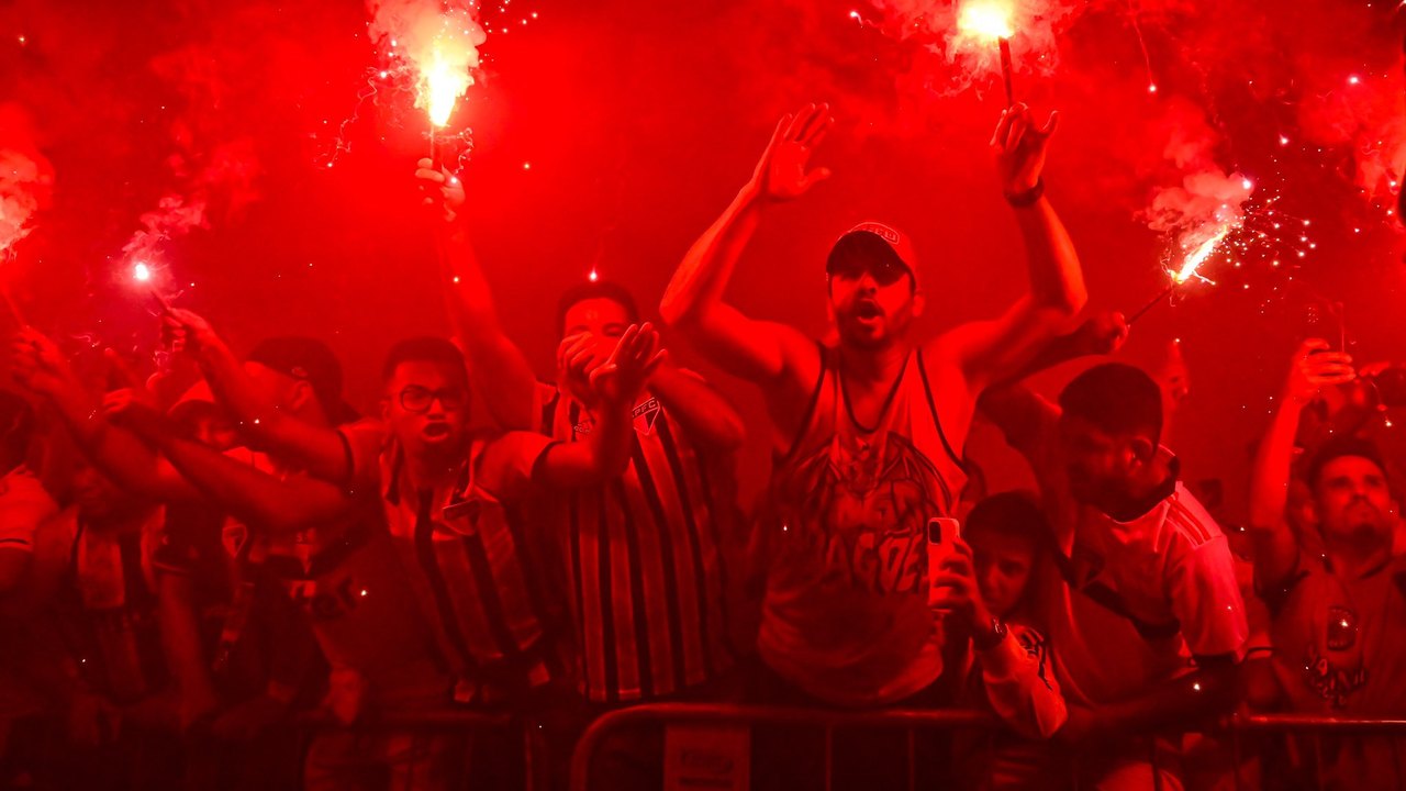 Torcida do São Paulo faz festa no Morumbi e quebra vidros de ônibus do Corinthians