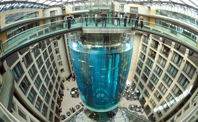 Maior aquário cilíndrico do mundo explode na Alemanha