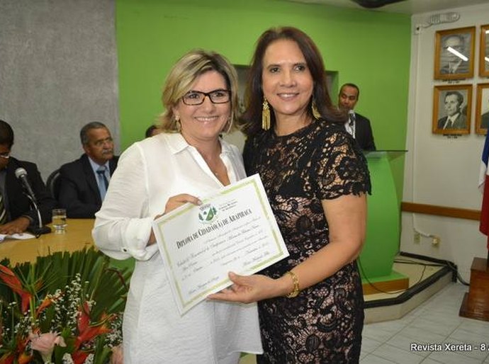 Emoção marca entrega título de cidadã à jornalista Mônica Nunes