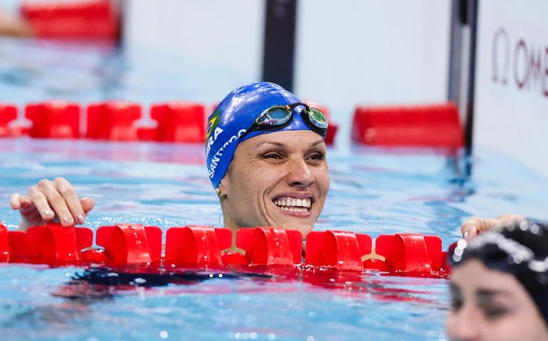 Carol Santiago conquista medalha de prata nos 100 metros peito