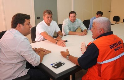 Prefeito em exercício avalia andamento de ações da Defesa Civil em Maceió