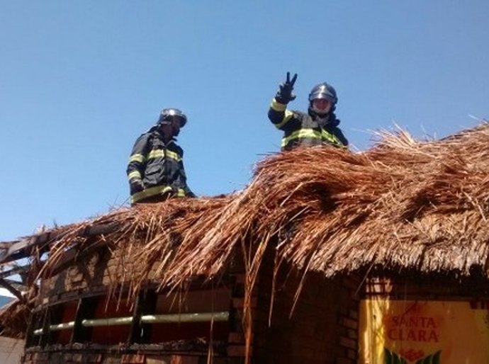 Atuação! Bombeiros debelam fogo em barraca de tapioca na Pajuçara