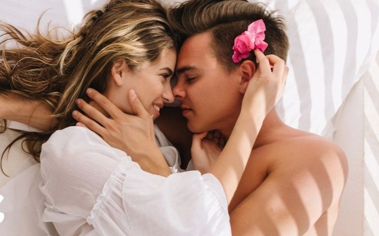 Homem com condição rara vê rosa toda vez que tem orgasmo