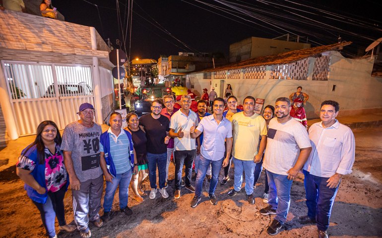 Prefeito JHC vistoria obras de pavimentação em Cruz das Almas