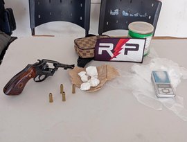 Polícia Militar apreende arma e mais de 100 porções de cocaína em Arapiraca