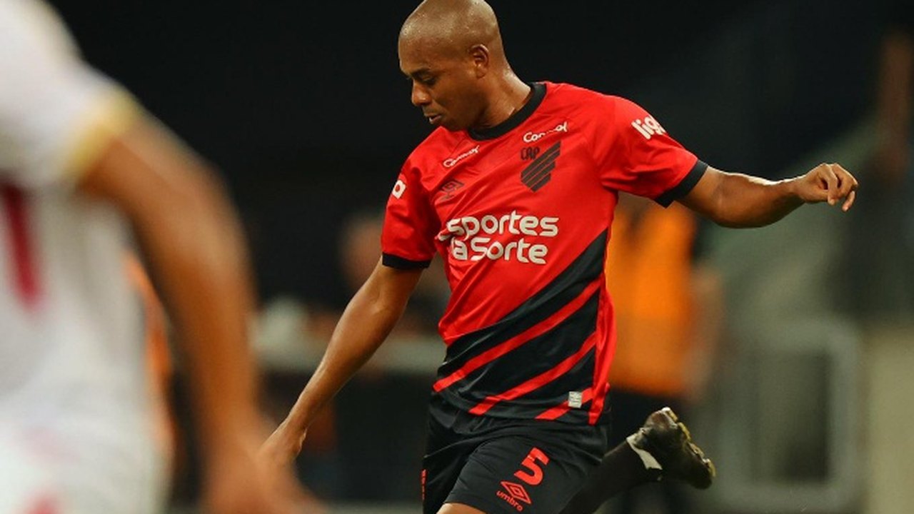 Experiente Fernandinho renova com o Athletico-PR por mais uma temporada: 'Felicidade imensa'