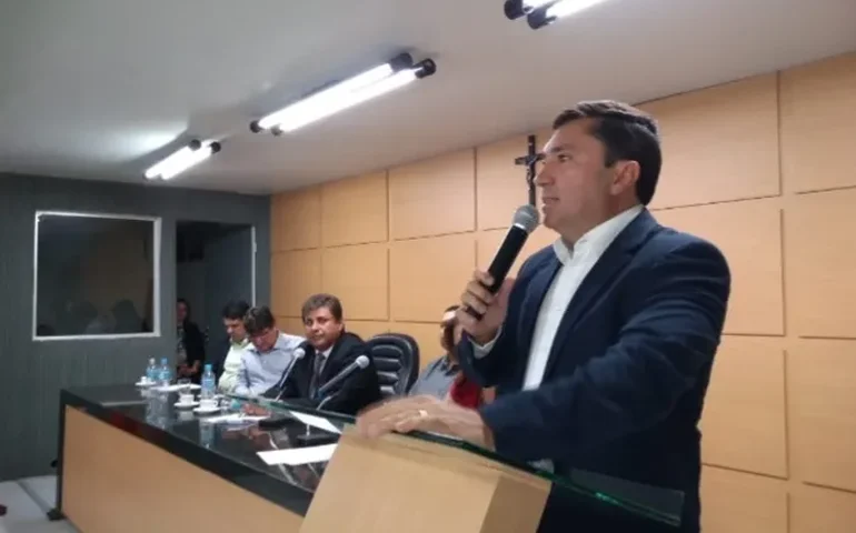 Rogério Nezinho, irmão da vice-prefeita, vota contra pedido de empréstimo milionário de Luciano