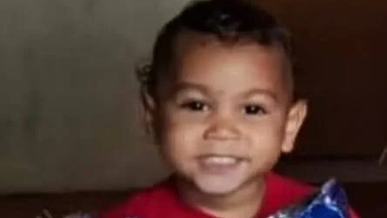 Nove dias após a morte, corpo de menino agredido pelo pai segue no IML; Justiça cobra resposta