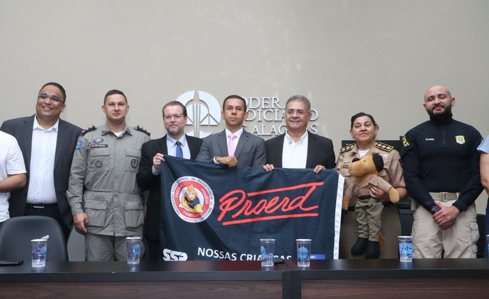 Prefeito George e demais representantes de órgÃos envolvido com o projeto de combate à violência