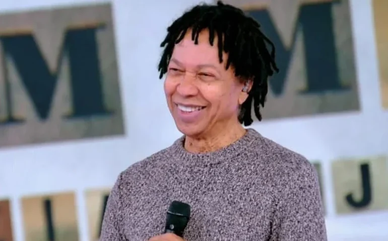 Djavan relembra prisão por racismo e fala sobre legado aos filhos: 'Negro tem que estar em todos os lugares'
