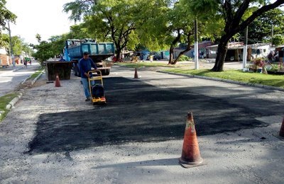 Avenida Senador Rui Palmeira recebe ações da operação tapa-buraco