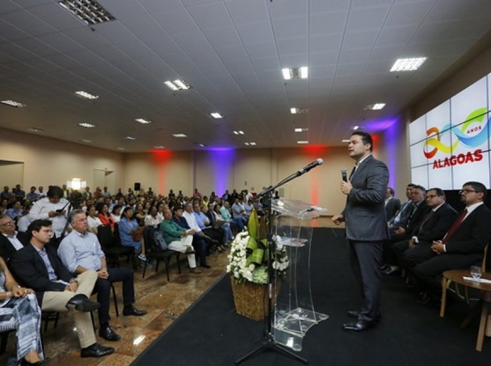 Em dia histórico, Governo e perfeitos se unem em prol da educação em Alagoas