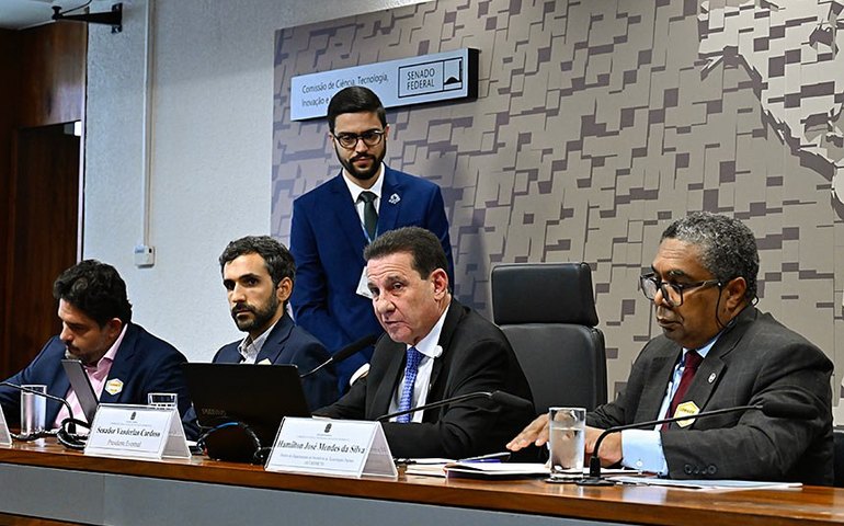 Brasil ganha ao atrair data centers, mas expansão exige regras, aponta debate