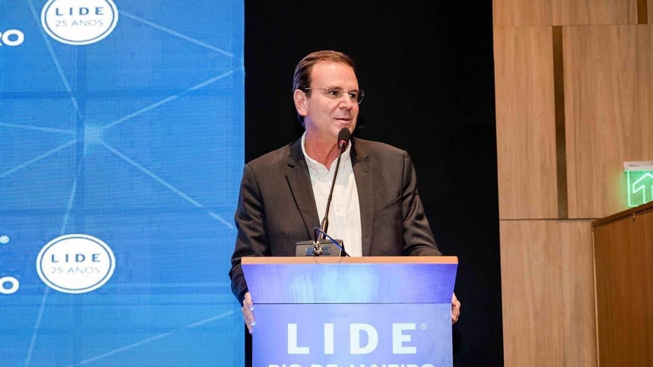 Paes oficializa candidatura ao governo do Rio e critica oposição