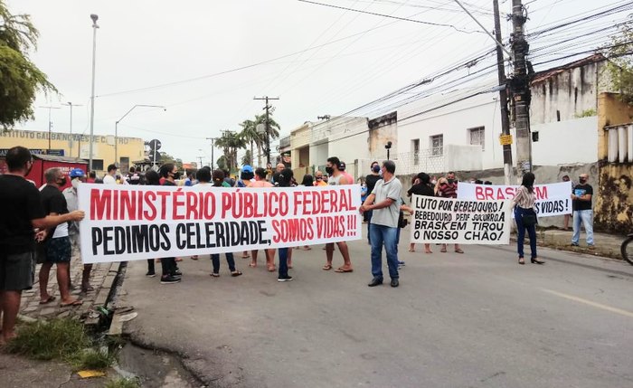 Moradores fizeram protesto contra demora do MPF em decidir sobre imóveis