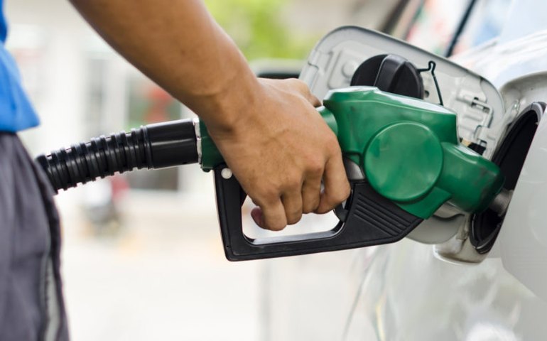 Preço médio do litro da gasolina volta a ficar acima de R$ 5,00