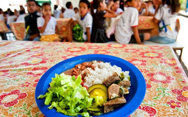 Governo repassa R＄ 2,5 bilhões em seis meses para alimentação escolar