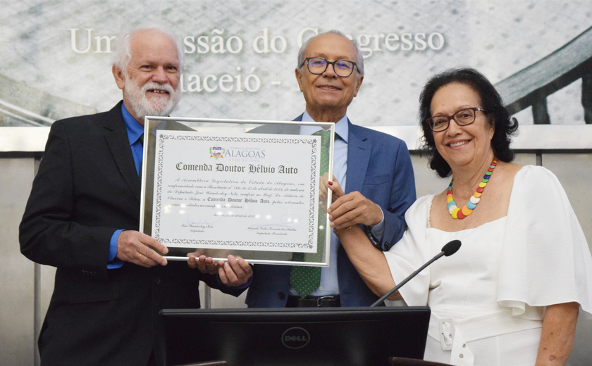 Parlamento entrega comenda ao médico alagoano Adávio de Oliveira e Silva