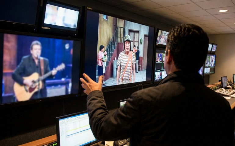 SBT substitui especial de Zezé Di Camargo por episódio inédito de 'Chaves' após críticas do cantor