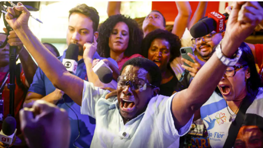 Neguinho da Beija-Flor celebra título no adeus: “agora, só camarote”